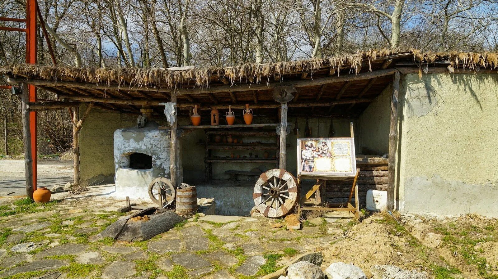 Черкесский двор. Сакля жилище кавказских Горцев. Этнографический музей Варна. Сакля Черкесов. Жилище адыгов.