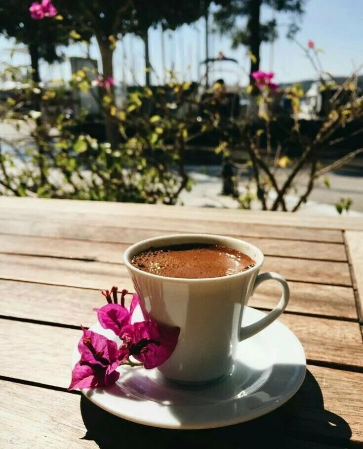 Утроем. Чашка кофе. Утро кофе. Чашка утреннего кофе. Красивый кофе.