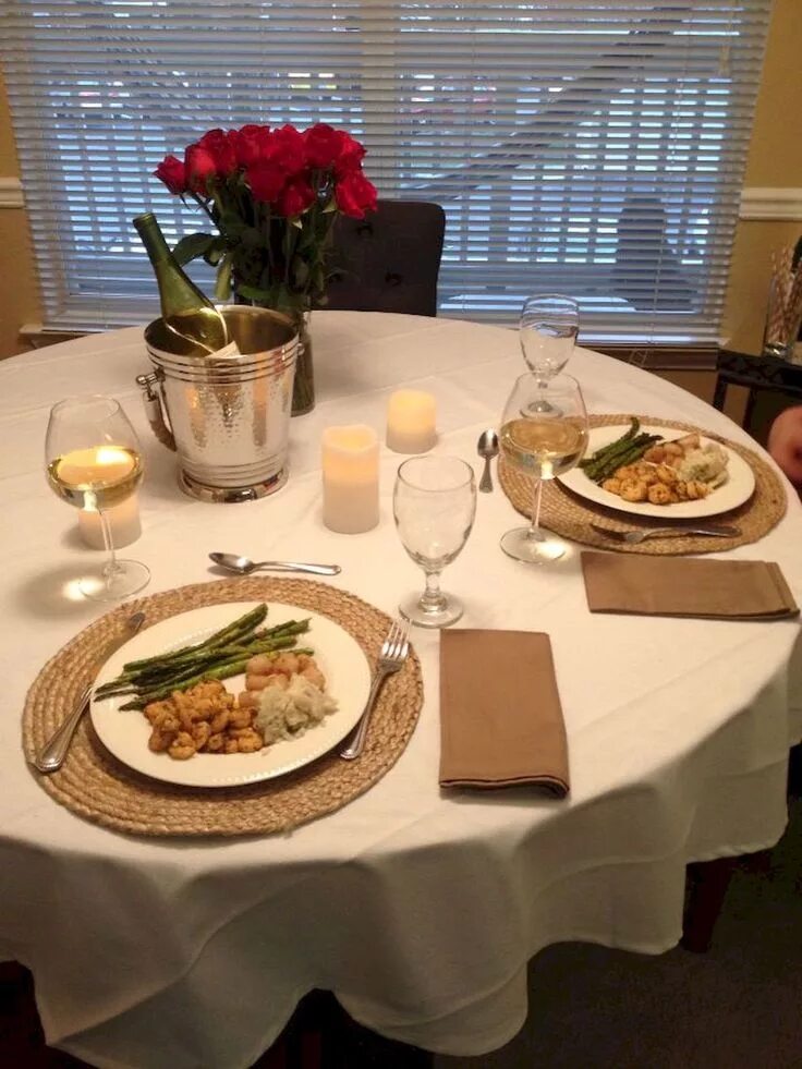mesa petalos Romantic dinner tables, Romantic dinner setting, Valentines day din