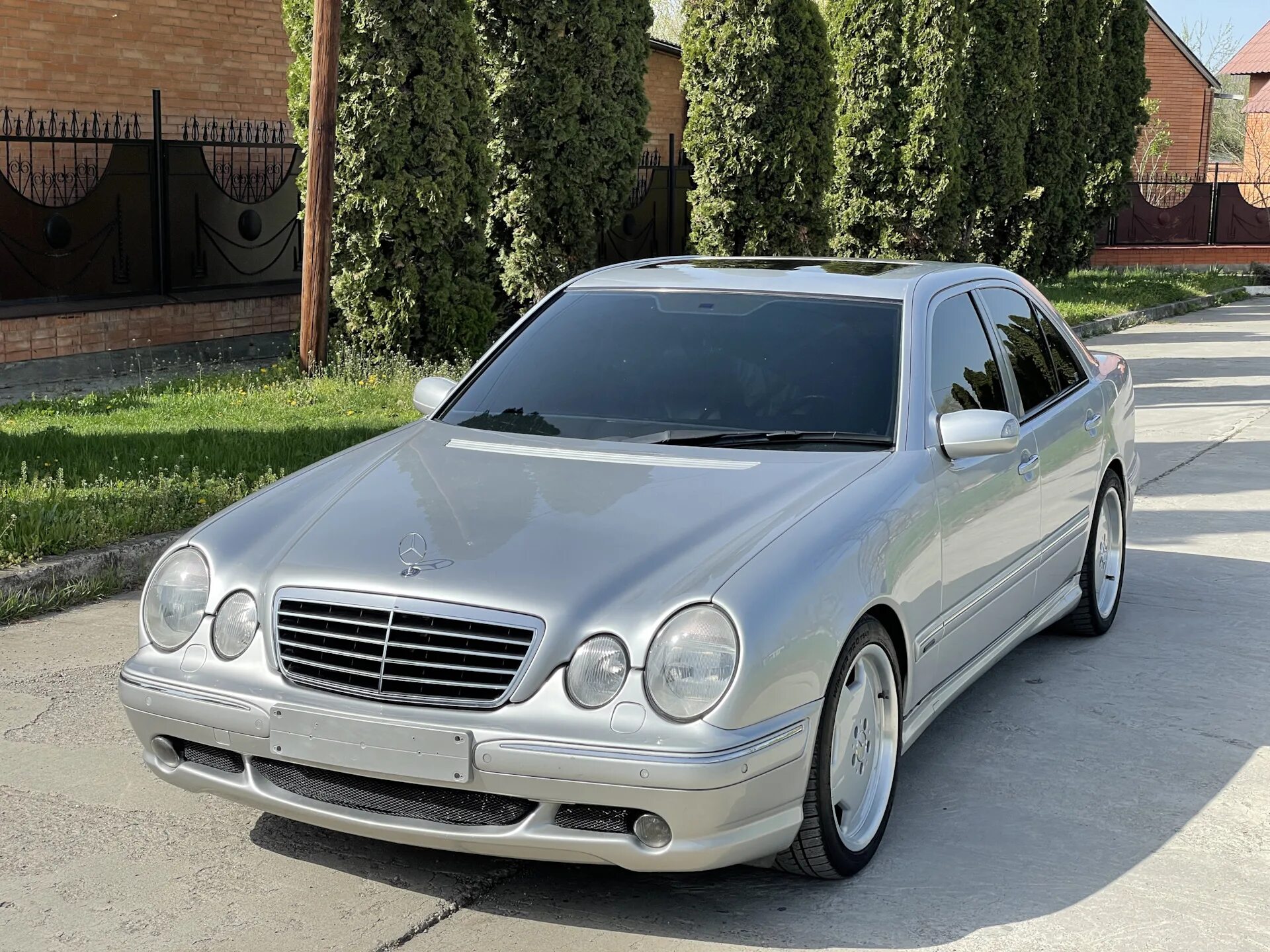 W210 e класса. Mercedes w210 amg серебристый. mercedes benz w210 серебристый. серебристый мерседес 210 амг. w210 e55 amg серебристый.