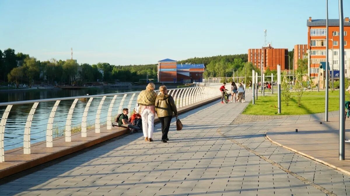 Куда сходить рано утром. Набережная невы в санкт-петербурге. Набережную омска иртышская набережная. Музей заповедник в карелии. Парк город воткинск.
