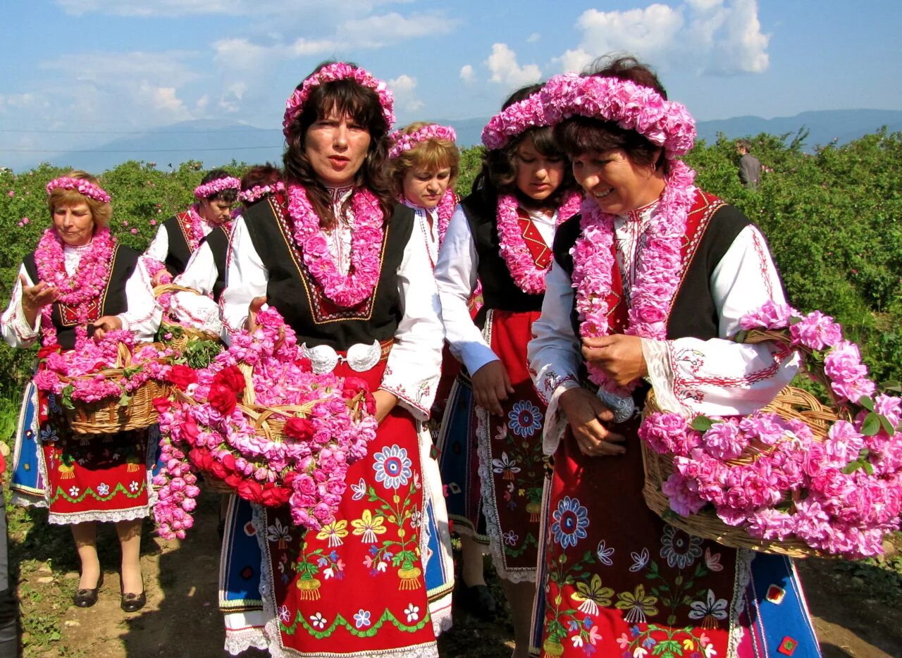 Какой праздник в болгарии. Казанлык Болгария. Казанлык Болгария Долина роз. Казанлык Болгария фестиваль роз. Долина роз Болгария фестиваль.