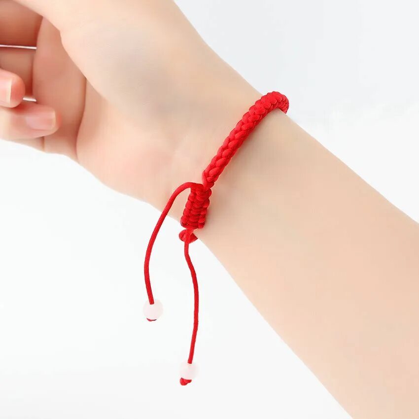 Узелок на красном браслет. Красная нитка браслет. Веревочка на руку. Браслет на веревочке.