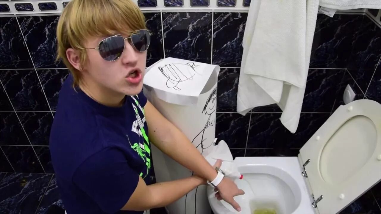 Как мальчикам писать в унитаз. Мальчики сут. Мальчишки в туалете. Туалет для мальчиков. Мальчик на унитазе