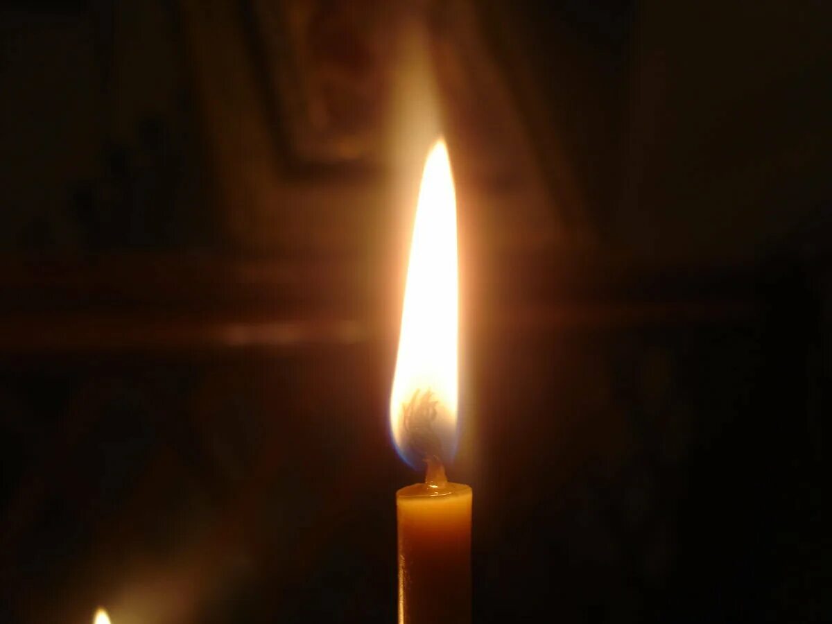 горящие свечи в храме. горящие свечи. церковные свечи. горящие церковные свечи. свечка церковная.