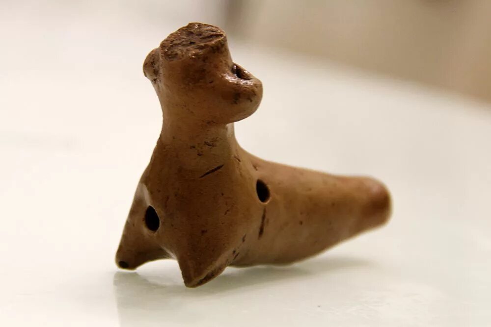 Свистулька птичка. Филимоновская игрушка свистулька инструмент. Глиняная свистулька. Под свистулька. Ребенок со свистулькой.