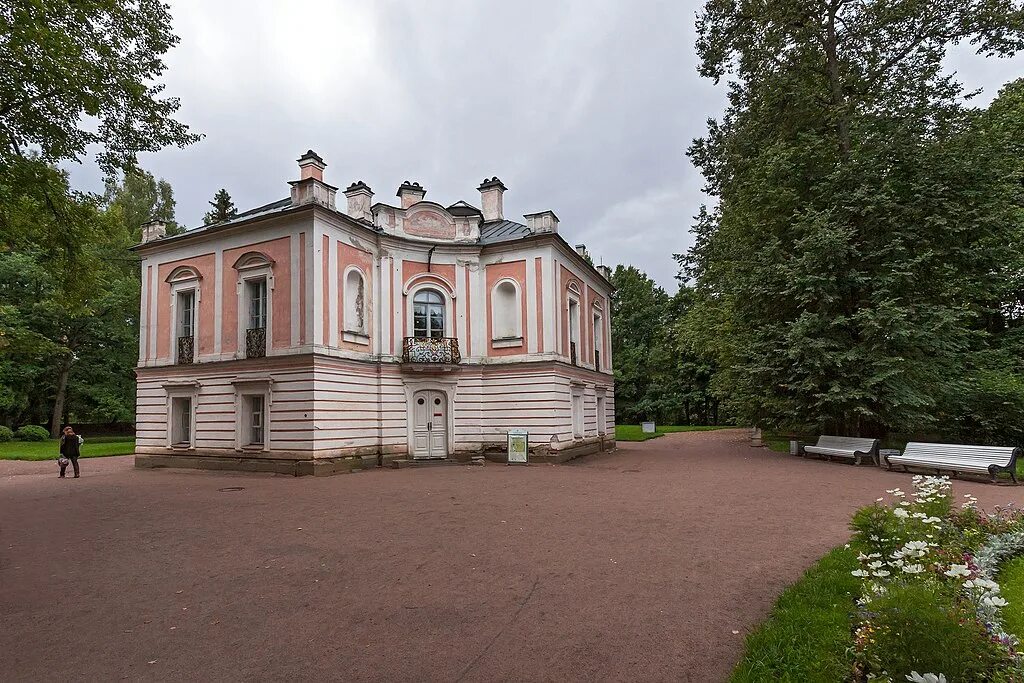 Ораниенбаум дворец петра. Дворец Петра III В Ораниенбауме. Ансамбль Петерштадт Ораниенбаум. Крепость Петерштадт в Ораниенбауме. Дворец Петра 3 крепость Петерштадт.