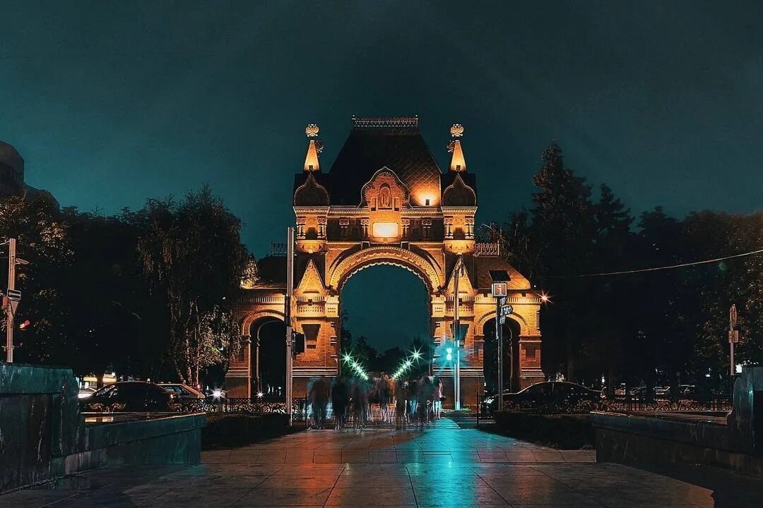 Краснодар вечером. Краснодар Триумфальная арка фонтан. Триумфальная арка Краснодар вечеръ. Краснодар ночью арка. Краснодар красивые места для прогулок.
