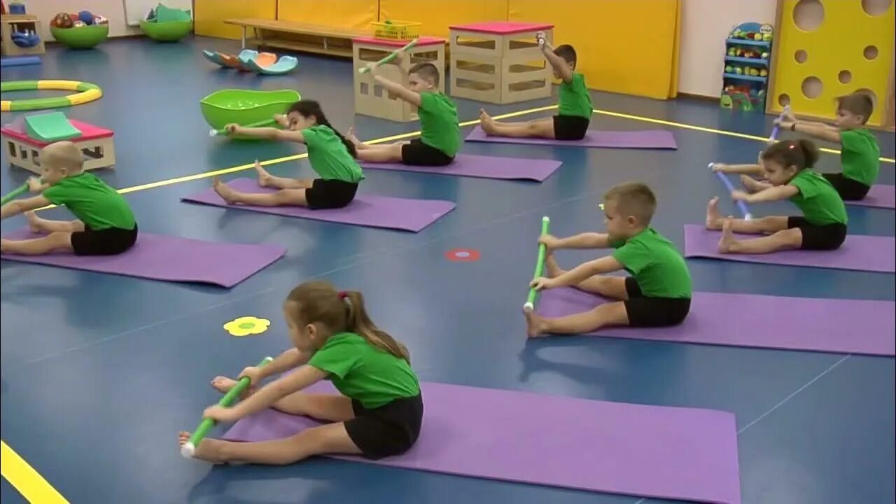 Детский фитнес. Ритмика в садике. Дети на занятии в доу. Оздоровительные занятия хореографией в школе. Гимнастика для детей в детском саду.