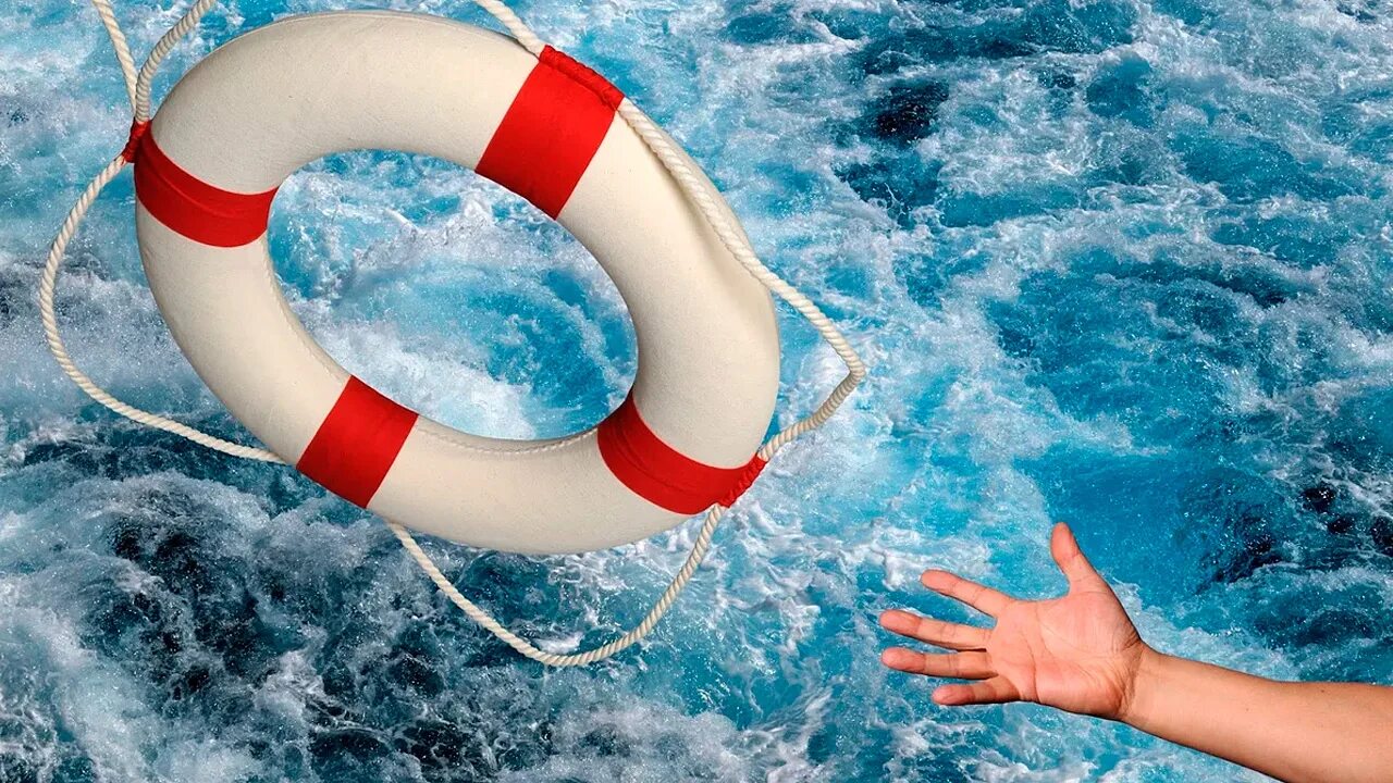 Смелый поступок. Купание в водоемах. Спасательный круг на воде. Спасать тонущих друзей. Рука помощи цитаты.