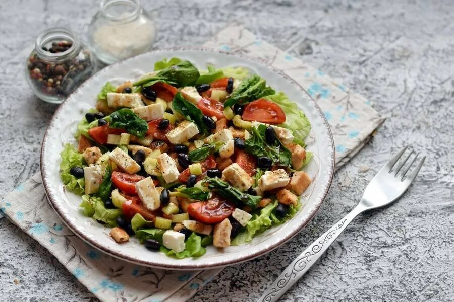 Фасоль с филе. Салат фасоль. салат с индейкой и фасолью. салат с курицей. салат с индейкой и овощами.