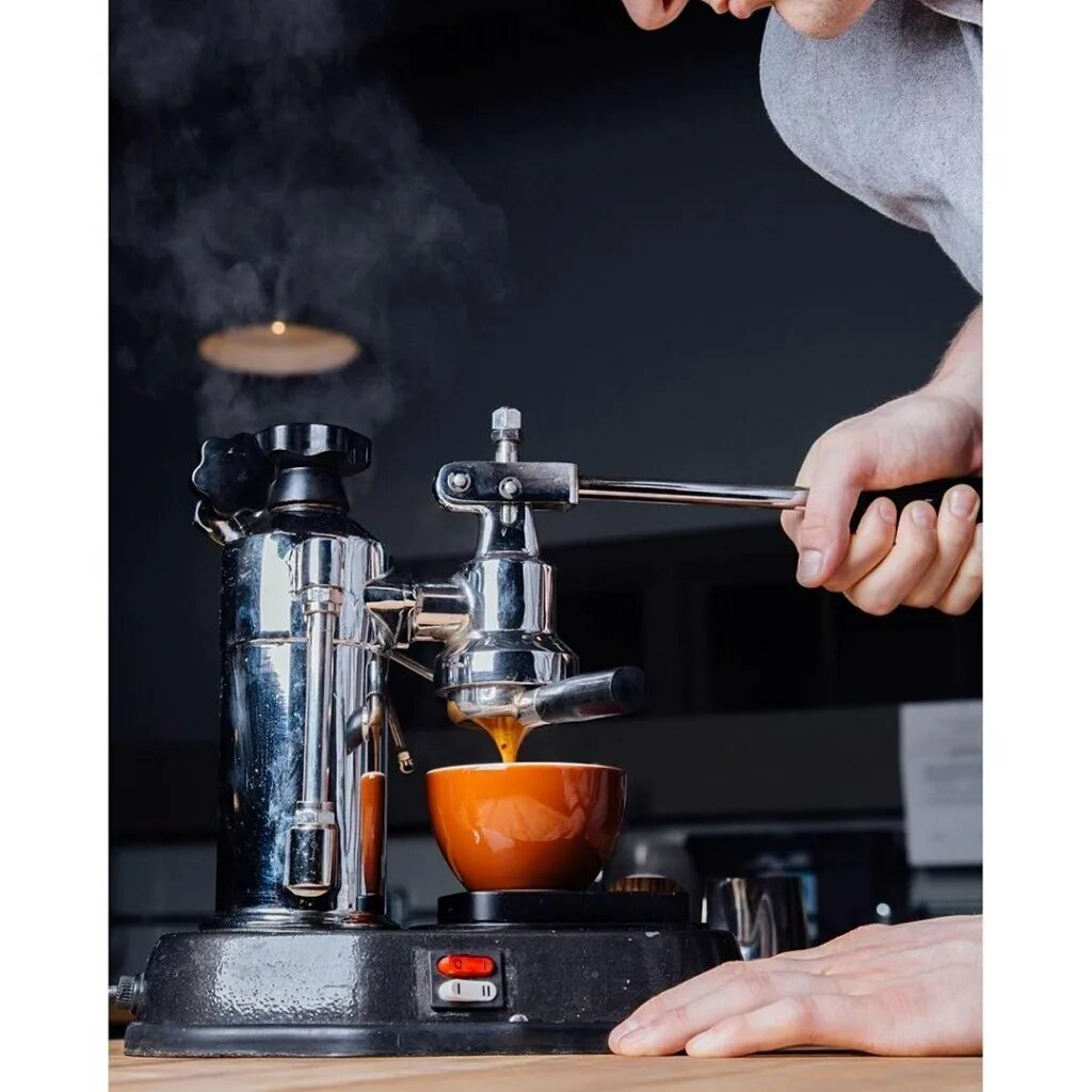 Кофе под давлением. Механическая кофеварка. Кофе под давлением. Кофеварка механическая пресс. Эспрессо под давлением.