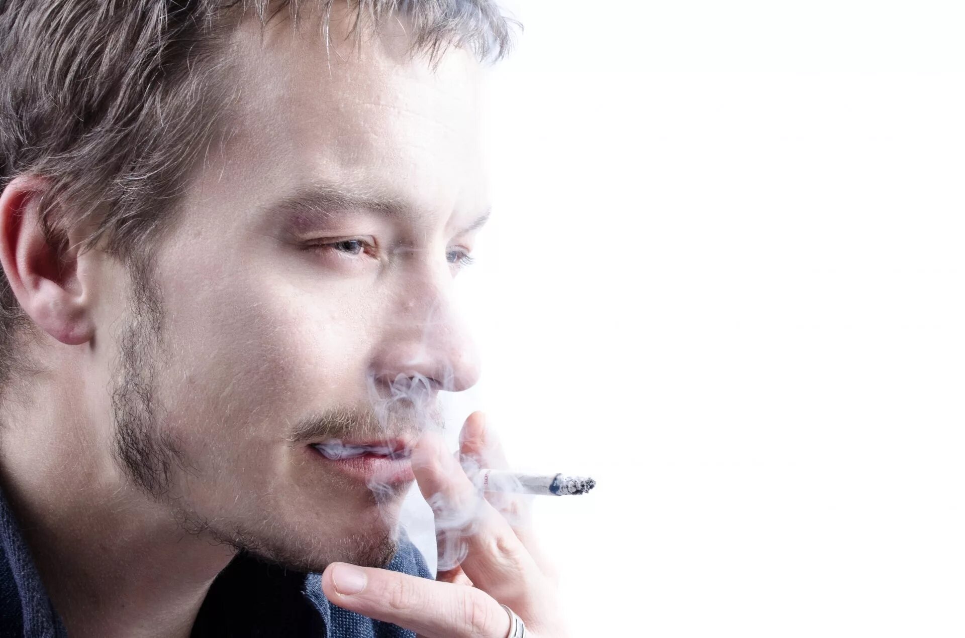 Курить можно мужчинам. Мужчины курят. Курящий мужик. Парень курит сигарету. Взрослый курит.