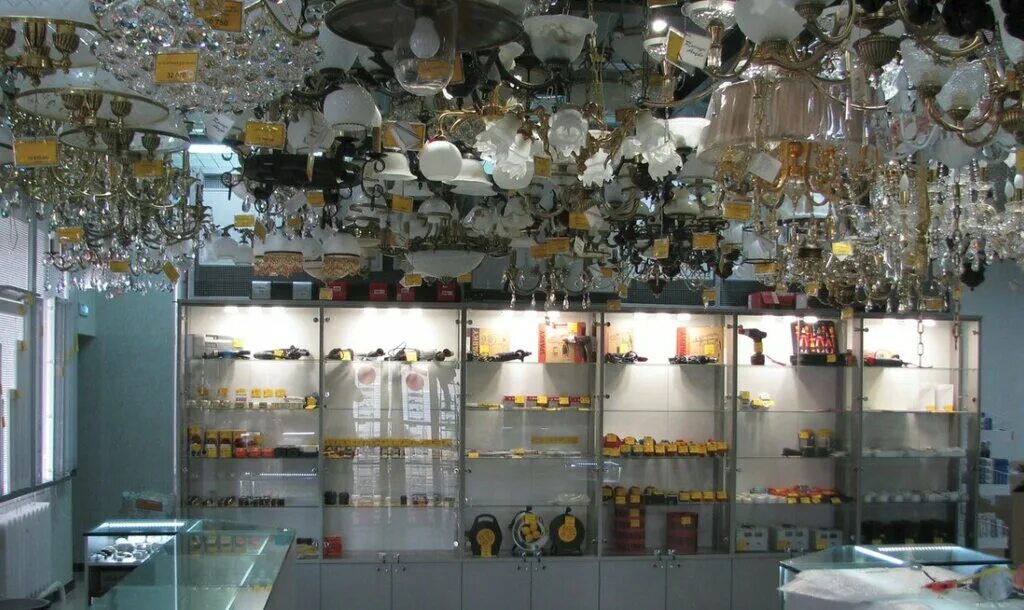 Витрина для люстр и светильников. Лампы рядом со мной. Лампы рядом со мной. Магазин электрики. Магазин светильников и люстр.