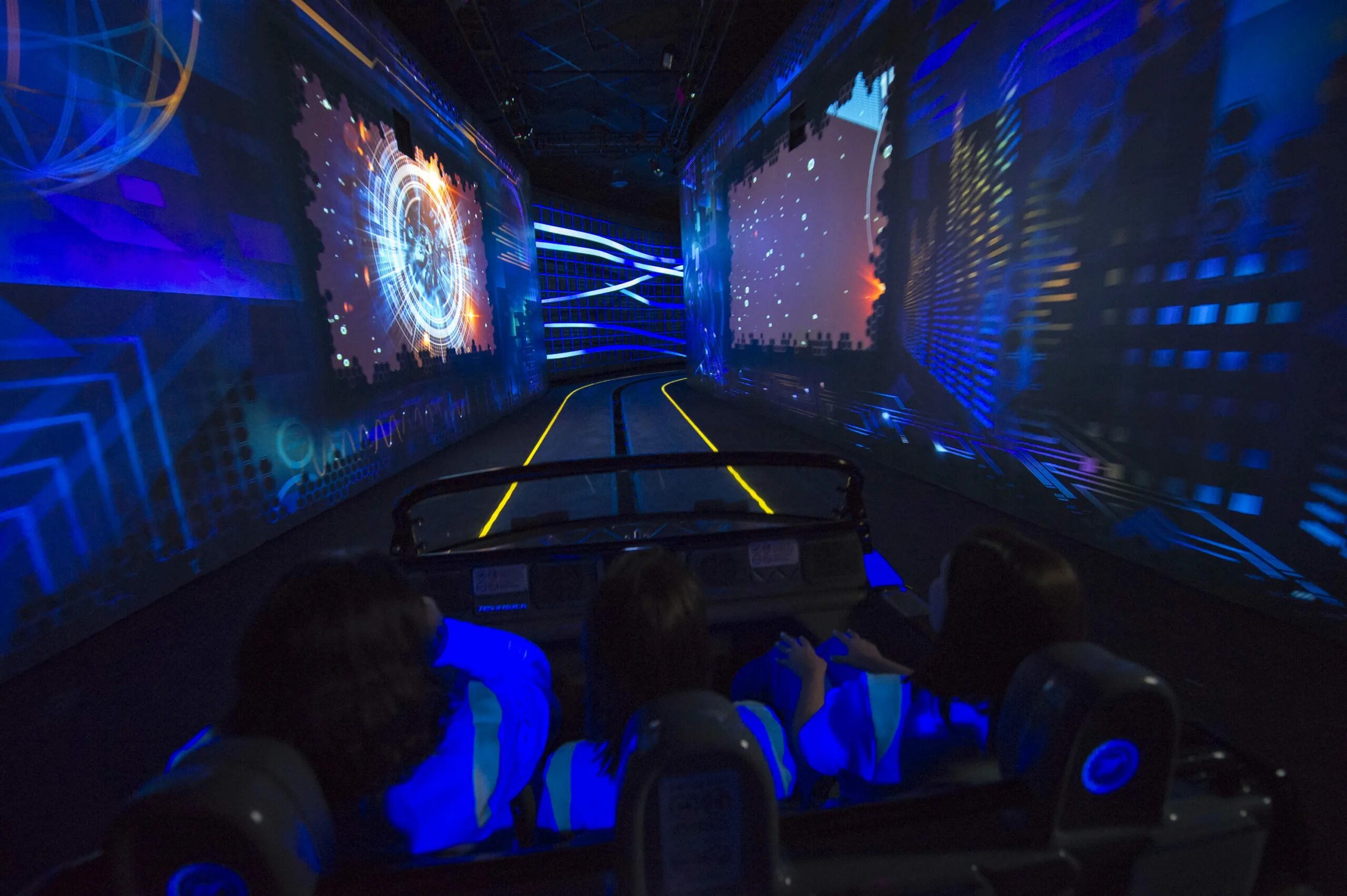 Test track. Test track disneyland. test track парк развлечений. тестовый трек ятабе. tron lightcycle power run – presented by chevrolet disney shanhai.