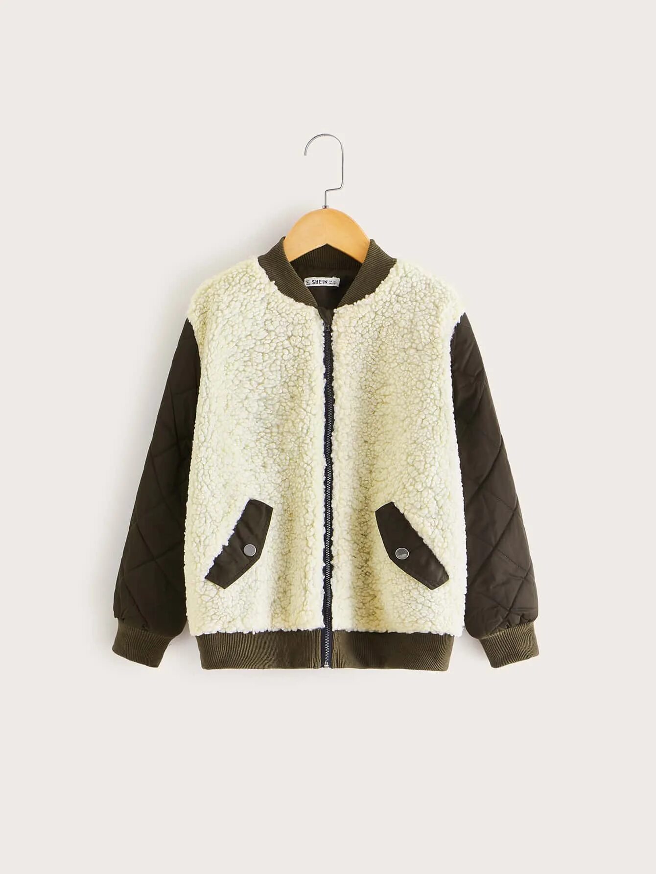 Плюшевый бомбер. Бомбер из искусственного меха женские. Меховой бомбер оверсайз. Меховая курточка бомбер new look. Плюшевый бомбер женский.