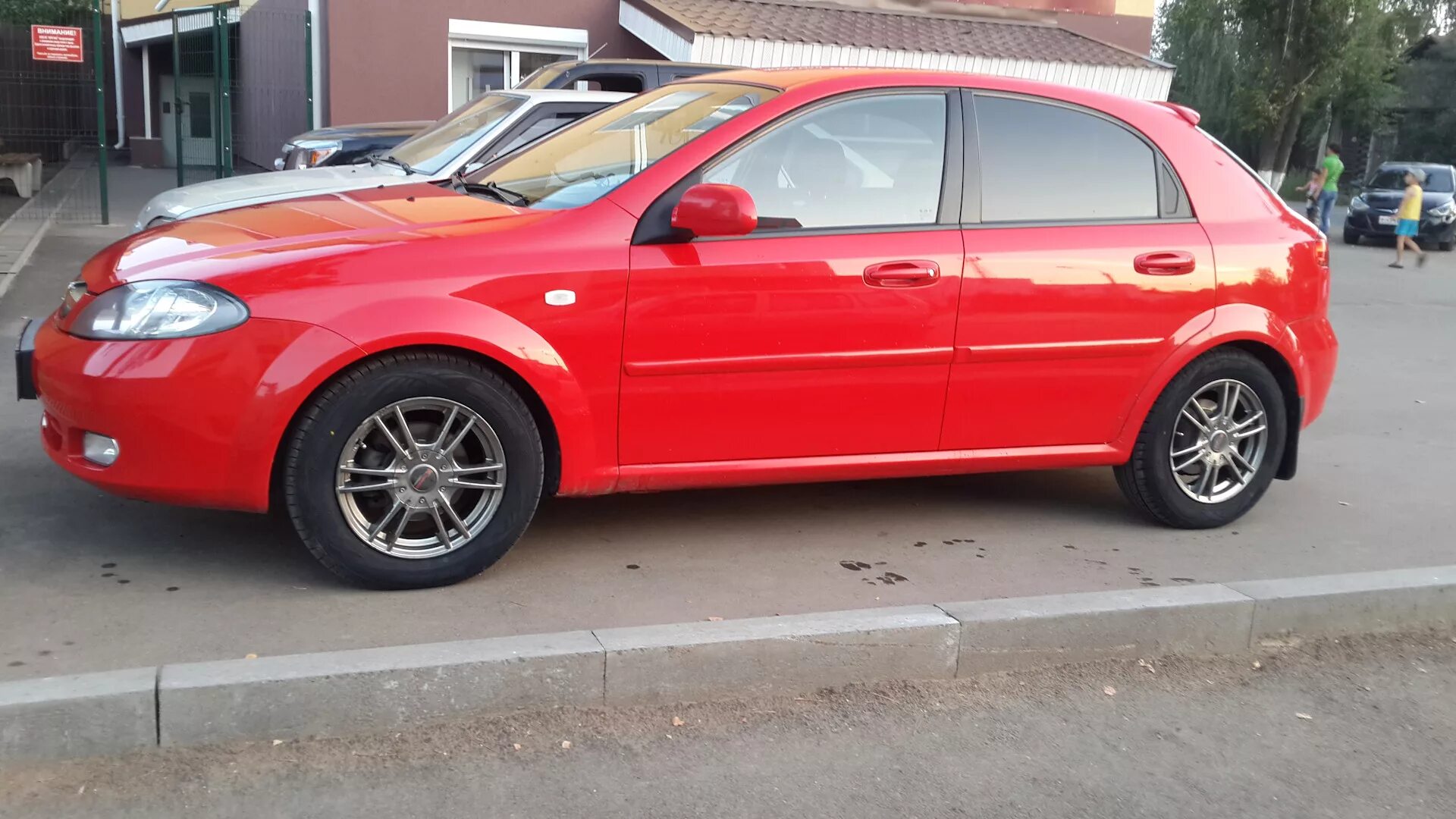 Лачетти хэтчбек колеса. 195/65 R15 на Лачетти. 185 60 R15 на Лачетти. Chevrolet Lacetti 195 60 15. 185/60 Лачетти.