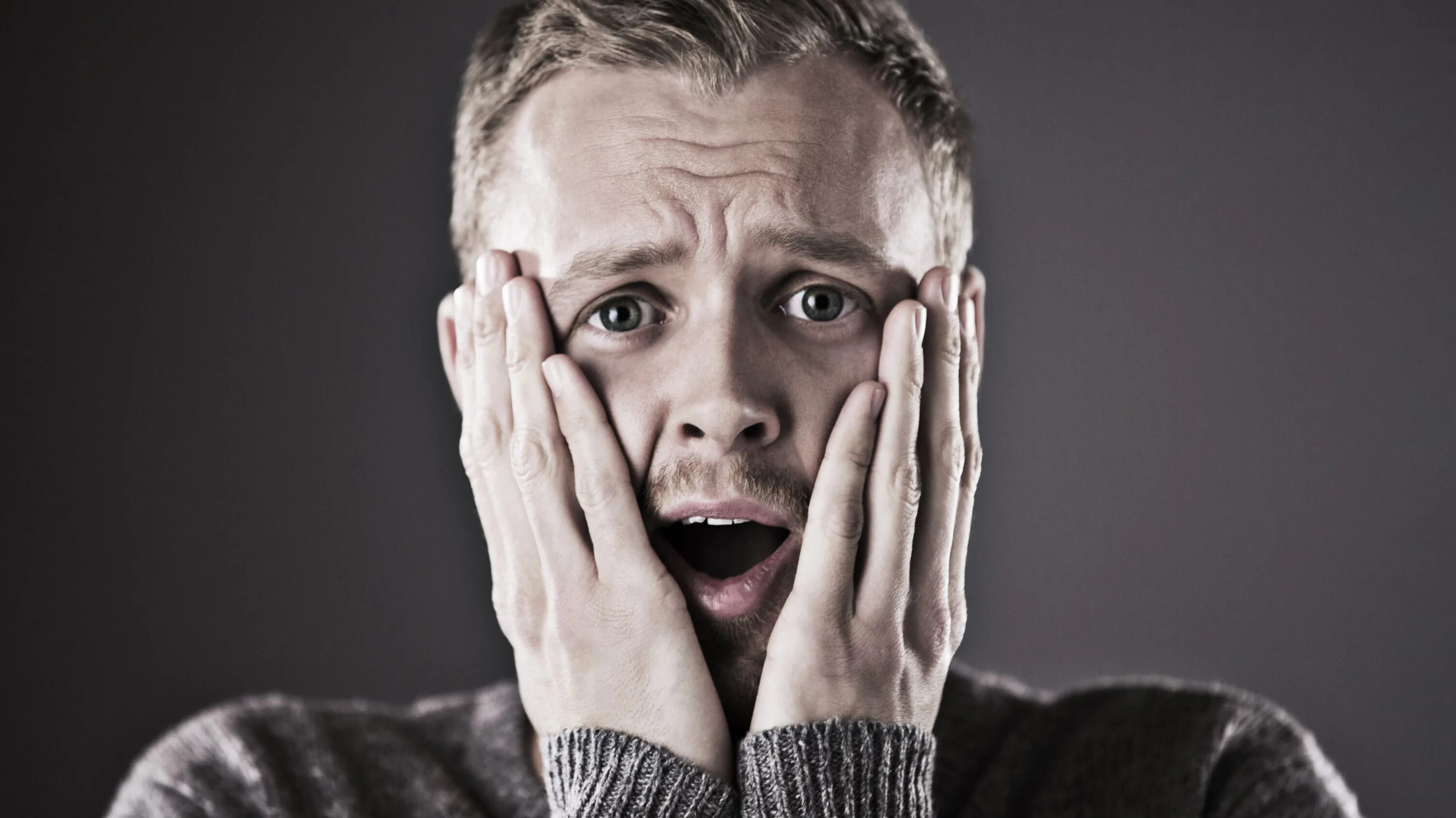 I am a bit worried. Паника. worried человек. мужчина в панике. лицо беспокойства.