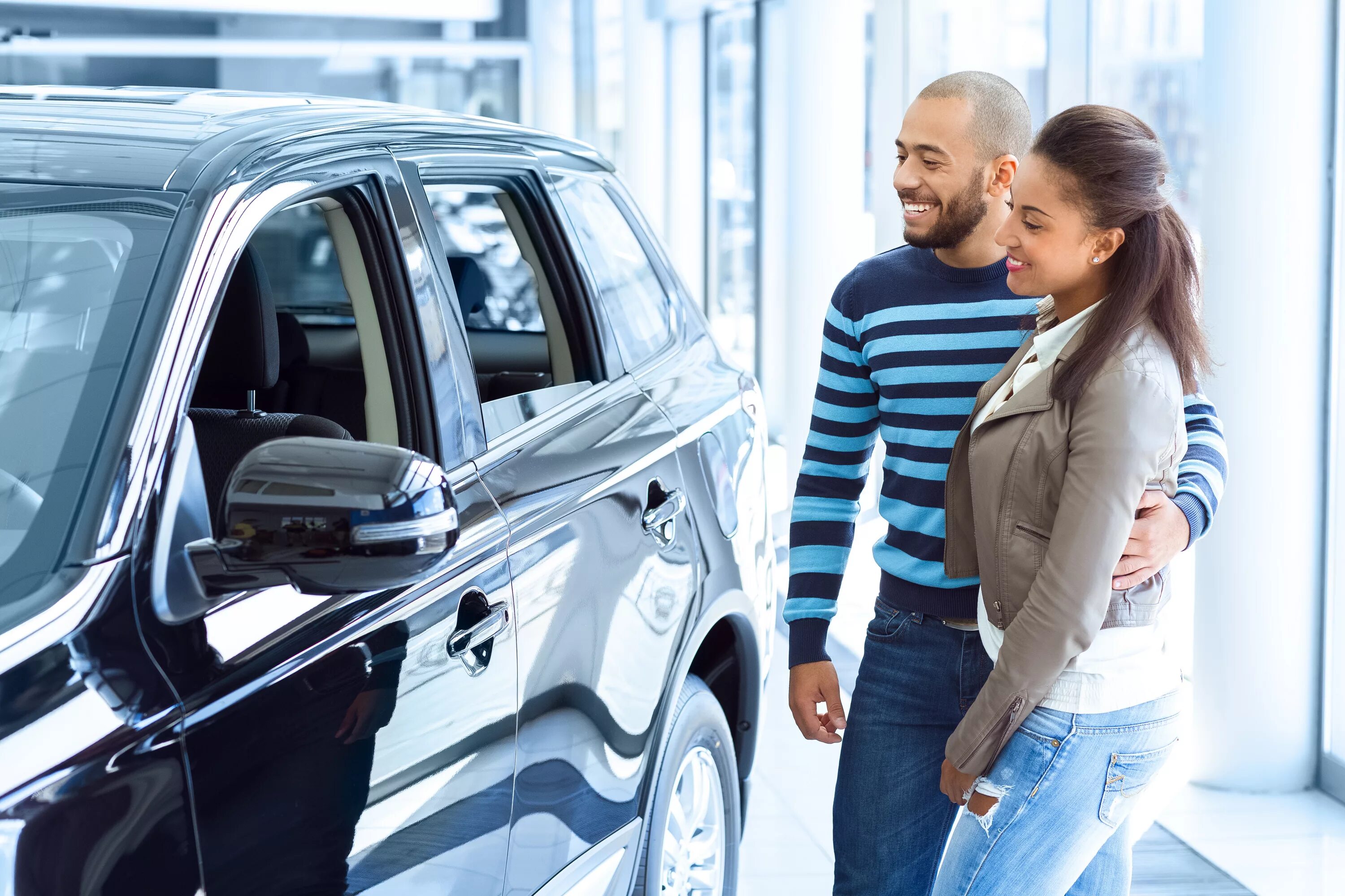 He got a new car. Счастливый обладатель автомобиля. Buying a car. Счастливый человек выбрал машину. Картинки счастливых обладателей автомобиля.