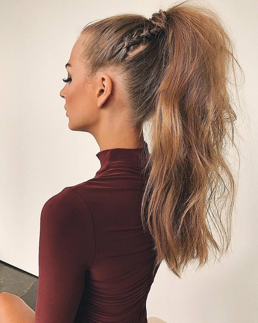Хвост ponytail. Высокий хвост. Красивый хвостик на длинные волосы. Прическа хвост.