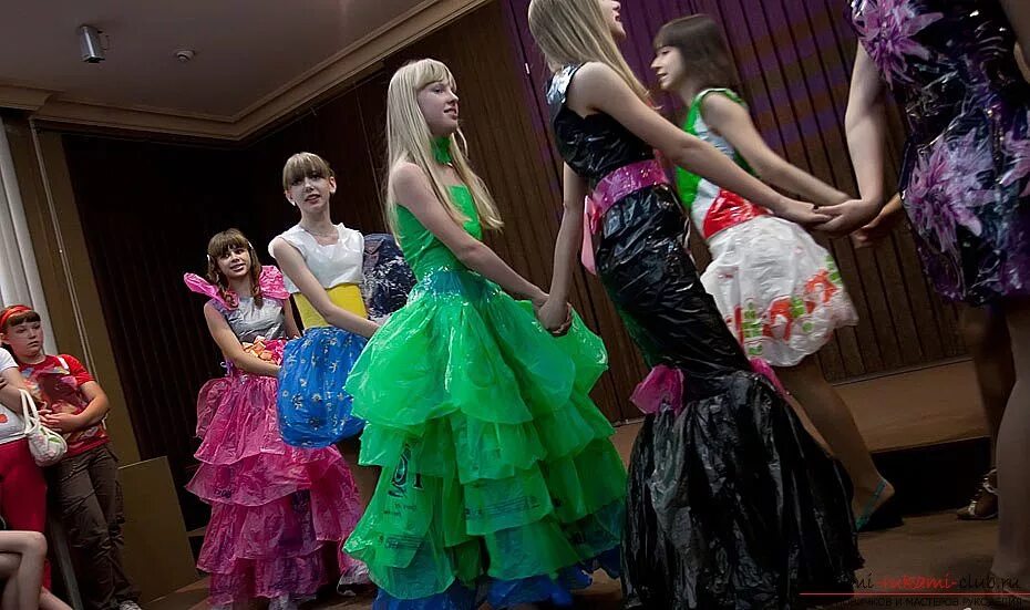 Платье из мусорных пакетов своими руками. Костюм из мусорных пакетов. Платье из мусорных пакетов. Костюм из мусорных пакетов для девочек.