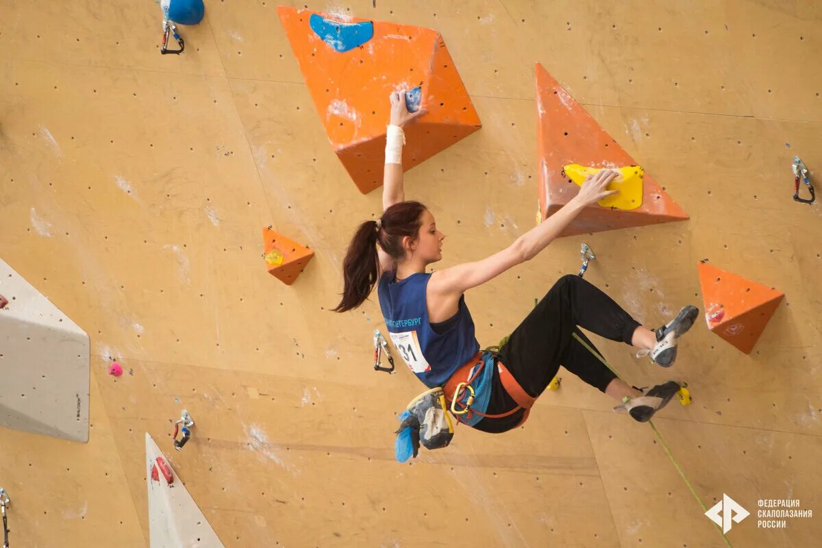 Соревнования скалолазов. Скалодром энергия воронеж. Автотор арена калининград скалолазание. Скалолазазы на соревнованиях. Соревнования по скалолазанию в перми 2023.