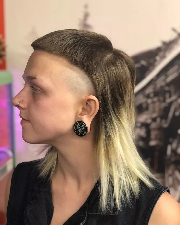 side mullet Mullet hairstyle, Short hair styles, Rockabilly hair