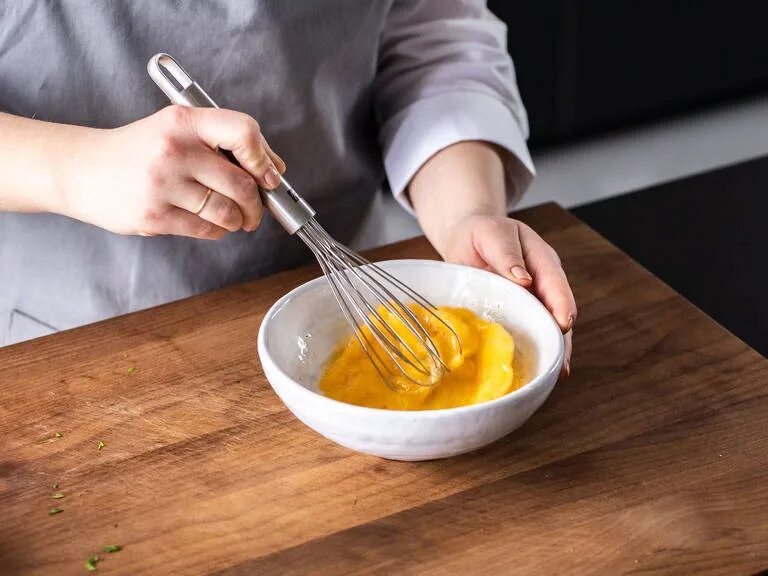 Add the egg. Whisk eggs. ферментированный желток. взбитые белки желток завтрак. beat eggs.