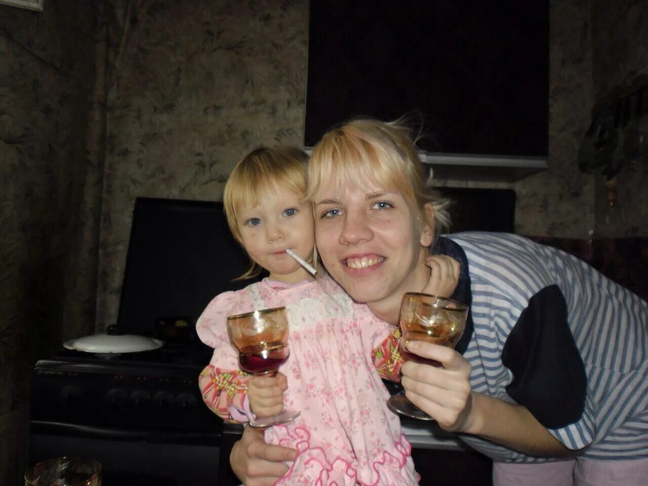 Пьяную маму после. Пьяную маму после. Фото спящих пьяных мам. Пьющие матери. Малыши из неблагополучных семей.