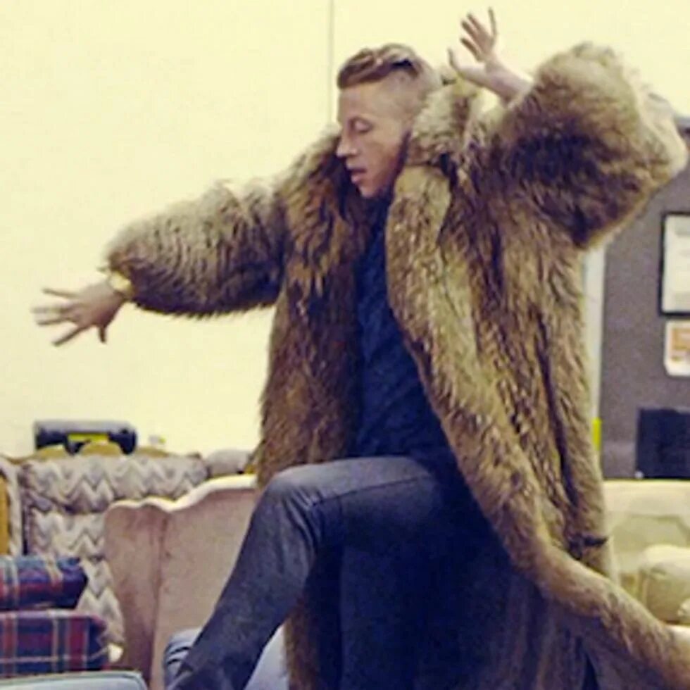 Macklemore Thrift shop. Маклемор Thrift shop. Macklemore в шубе.