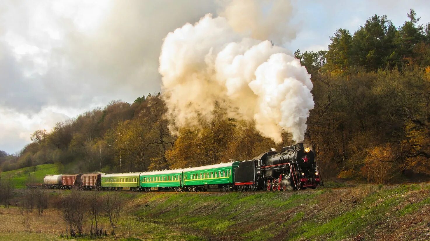 Паровоз мчится на границу. Старый поезд. Призрачный поезд. Паровоз мчится на границу. Паровоз с дымом.