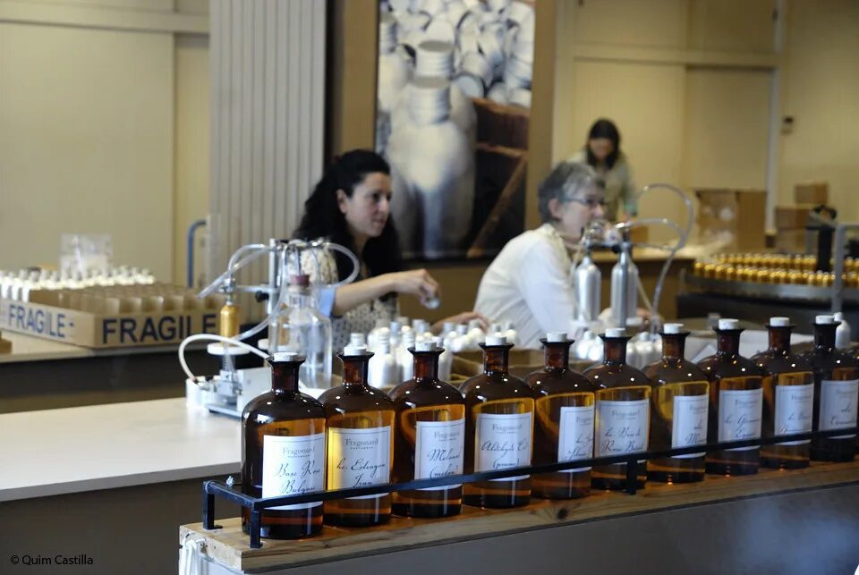 Духи завод. Город грасс франция парфюмерная фабрика. Фабрика аржевиль грасс франция. Грасс столица парфюмерии французской. Грасс франция парфюмерия фабрики.