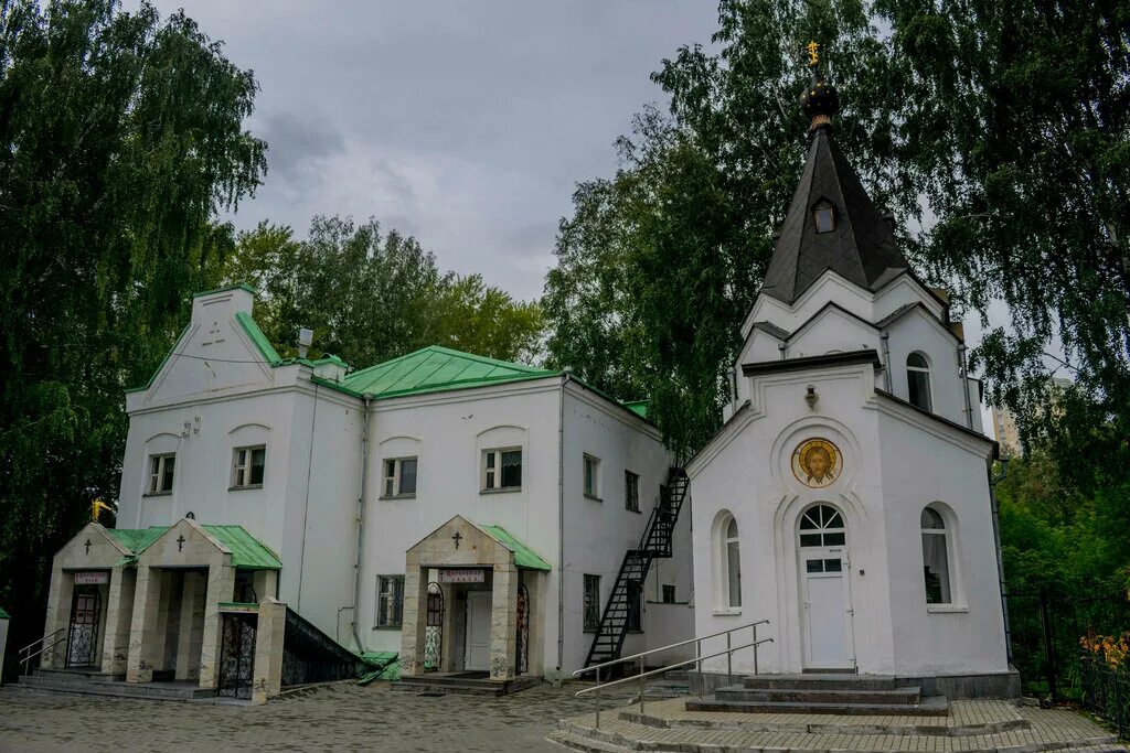 Храм Архангела Михаила при клиниках на Девичьем поле, + 7 499 248-20-33, ул. Ела