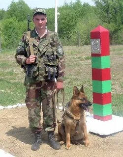 На посту пограничник стоит