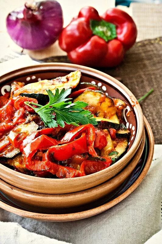 Человек за столом с едой. Неправильное питание. Серьезно еду. Мужчина ест рыбу. Смешные блюда.