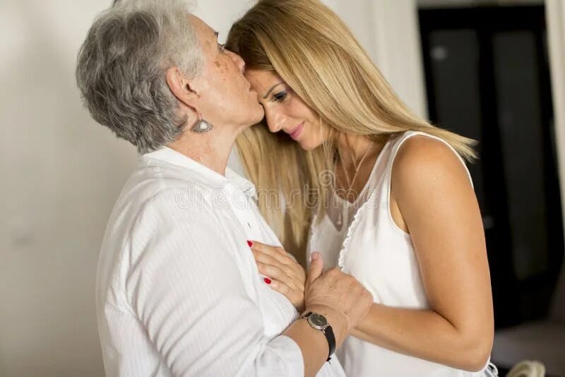 Старуха целует. Бабушка поцелуй. Поцелуй бабушке и внечука. Поцелуй со старухой. Страпонит внучка