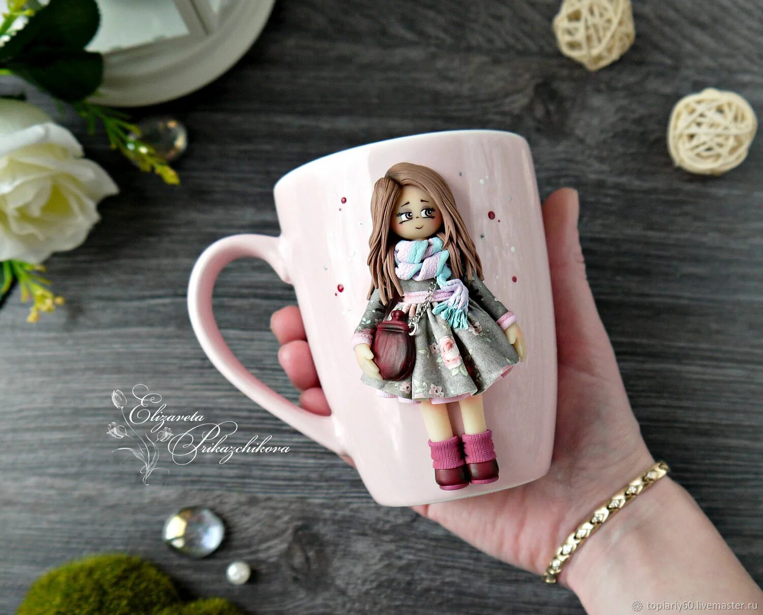 Полимерная глина брошка девочки. Кружка с полимерной глиной. Кружка из полимерной глины. Девочка из полимерной глины. Кружка с полимерной глиной для девочки.