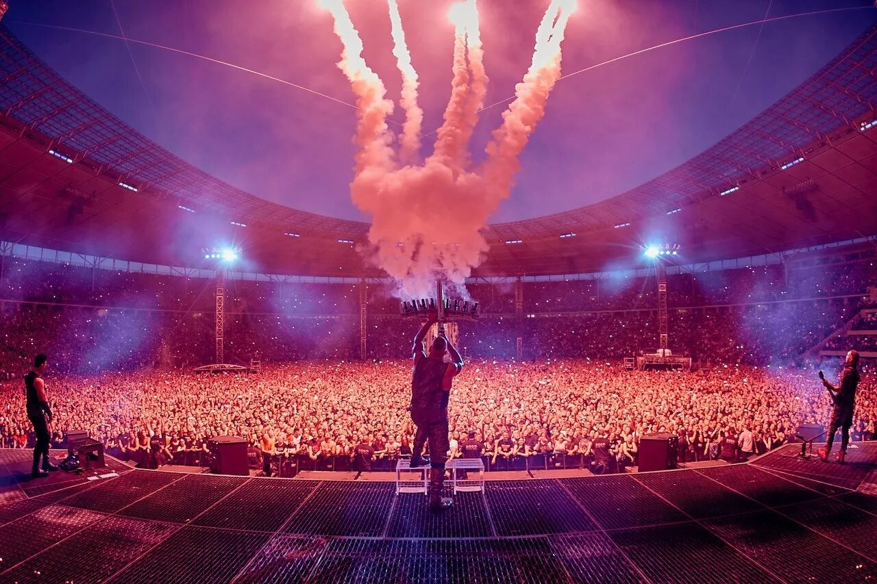 Концерт рамштайн стадион. Концерт рамштайн в Берлине. Rammstein Concert. Rammstein Concert 2023.