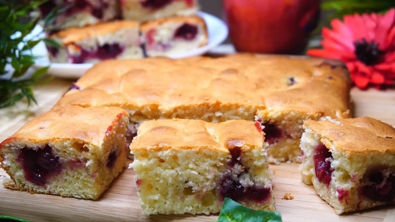 Быстрая выпечка. Выпечка на кефире. Быстрый пирог к чаю в духовке. Пирог сметанник с ягодами. Творожный пирог.