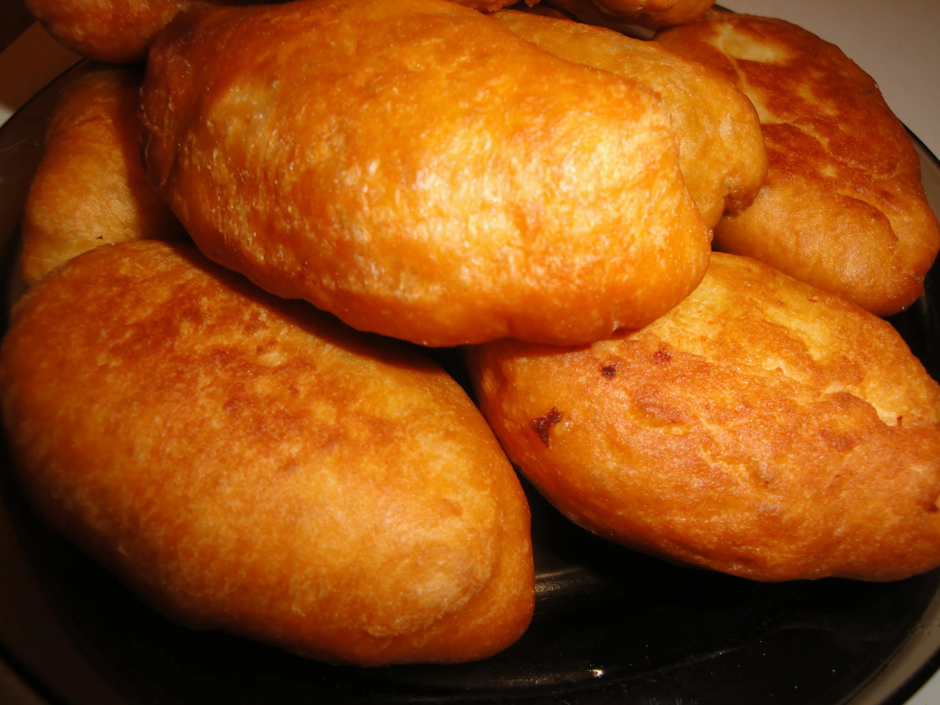Рецепт горячего теста. Узбекские жареные пирожки Гумма. Пирожки в масле. Красивые жареные пирожки. Воздушные жареные пирожки.
