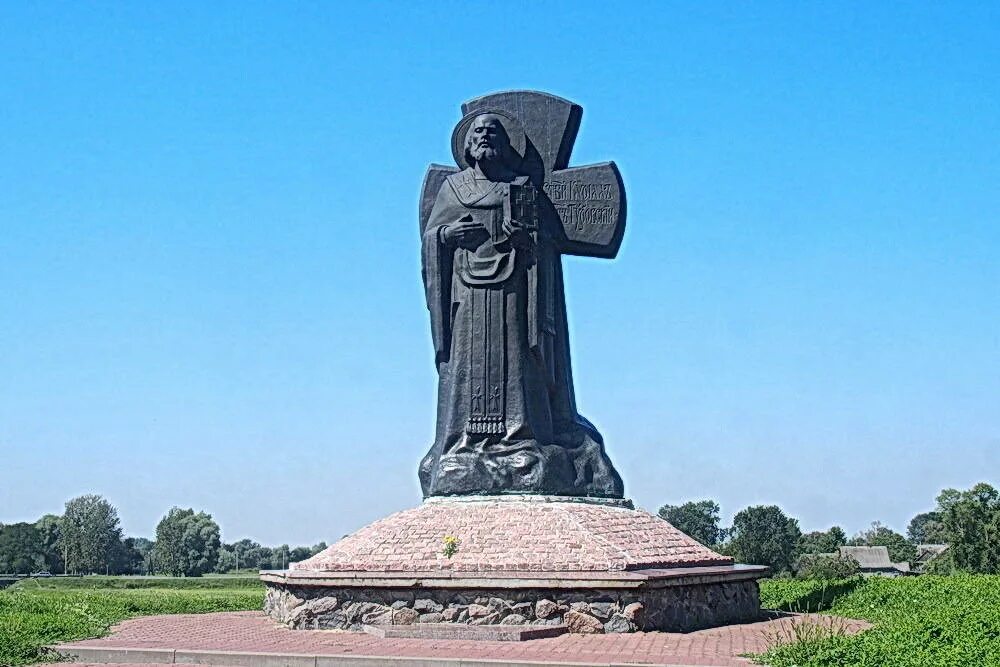 Туров достопримечательности. Памятник кириллу туровскому. кирилл туровский памятник. рогволод борисович князь полоцкий. туровский крест житковичи.