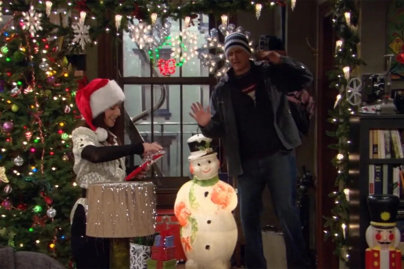 Друзья украшают елку. Друзья украшают елку. Друзья украшают елку. Рождество елка. Семья наряжает елку.