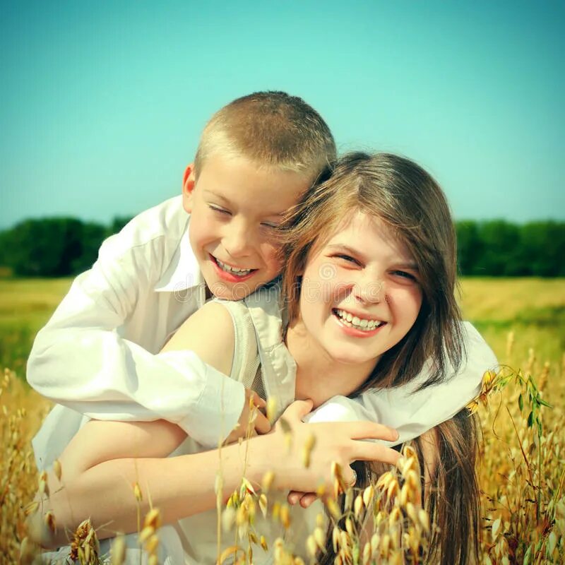 Стоим в поле с братом колей. Фотосессия два брата в поле. Семейная фотосессия в поле. Фотосессия в поле. Братья украинцы.