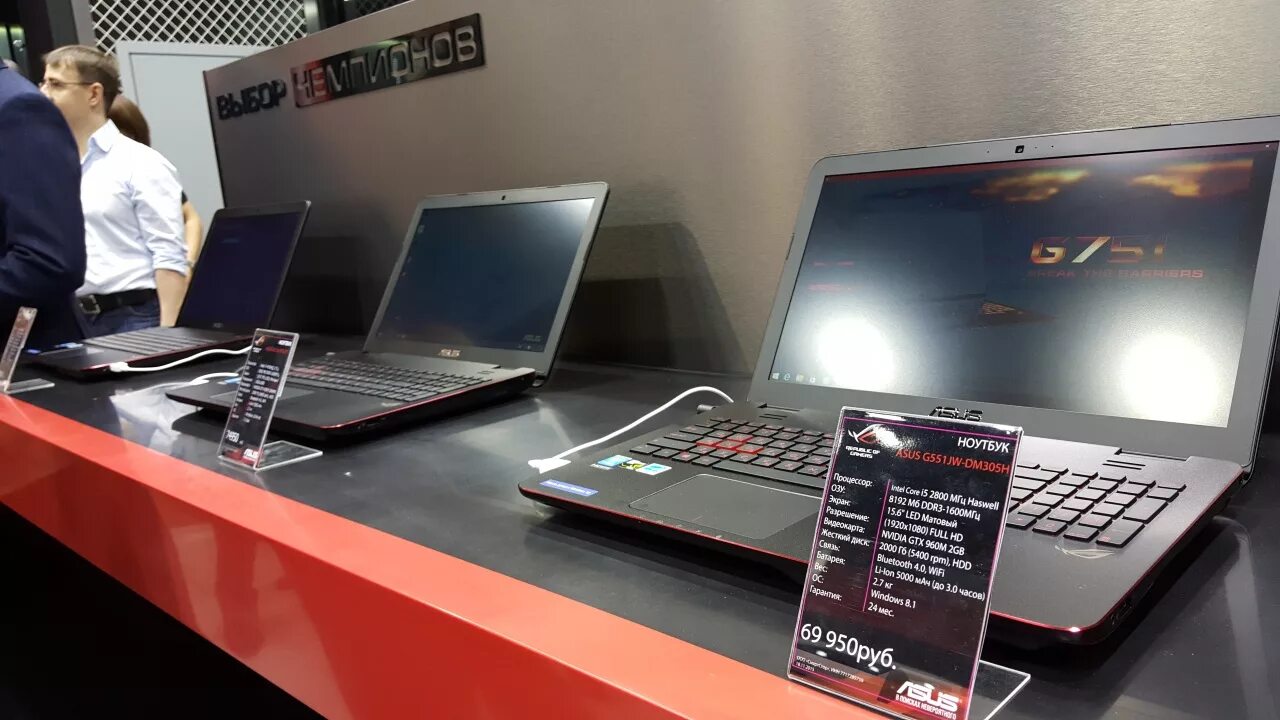 Note store. Витрина ASUS ROG. ASUS ROG магазин. Витрина с ноутбуками. Ноутбуки в магазине.