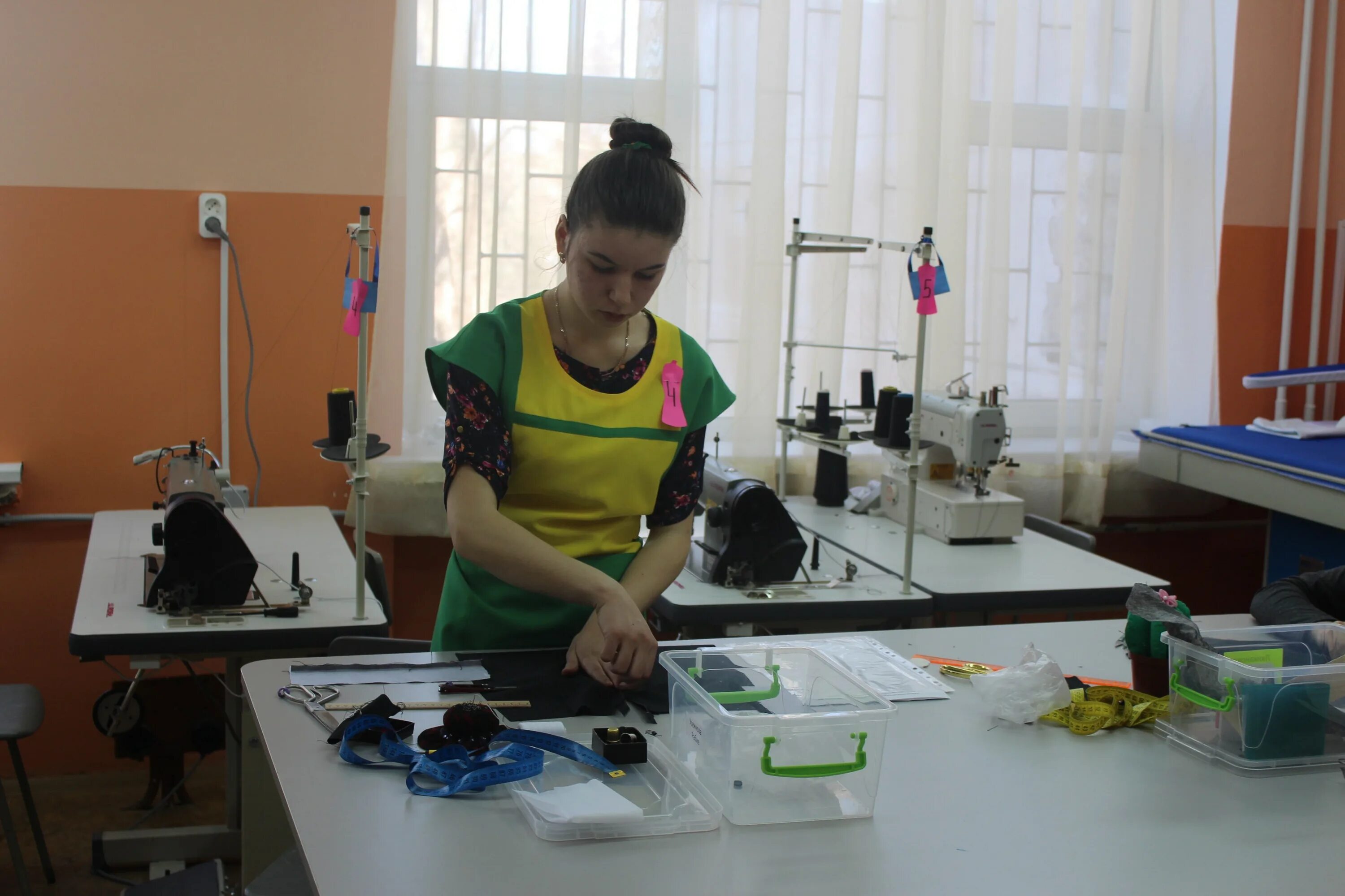 колледжи закройщика. закройщица закройщик. швейный мастер класс. технолог конструктор швейного производства. специальности ателье.