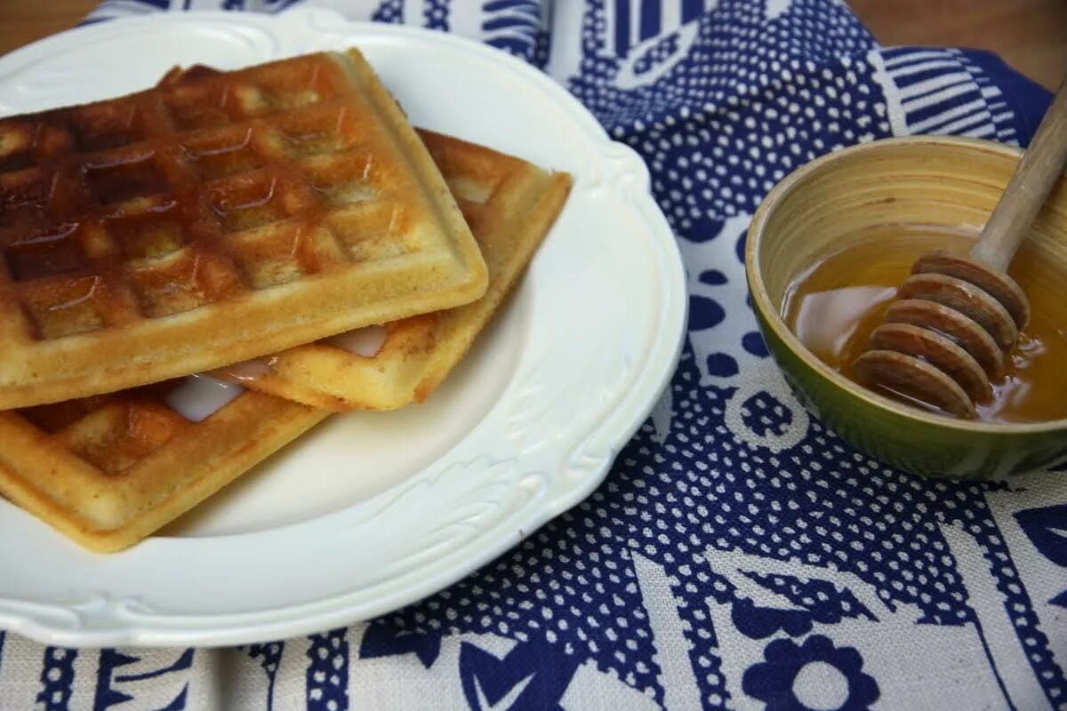 Вафли с бананом. Вафли из яблочного пюре. Вафли с корицей. Бельгийские вафли круглые. Акулевич венские вафли.