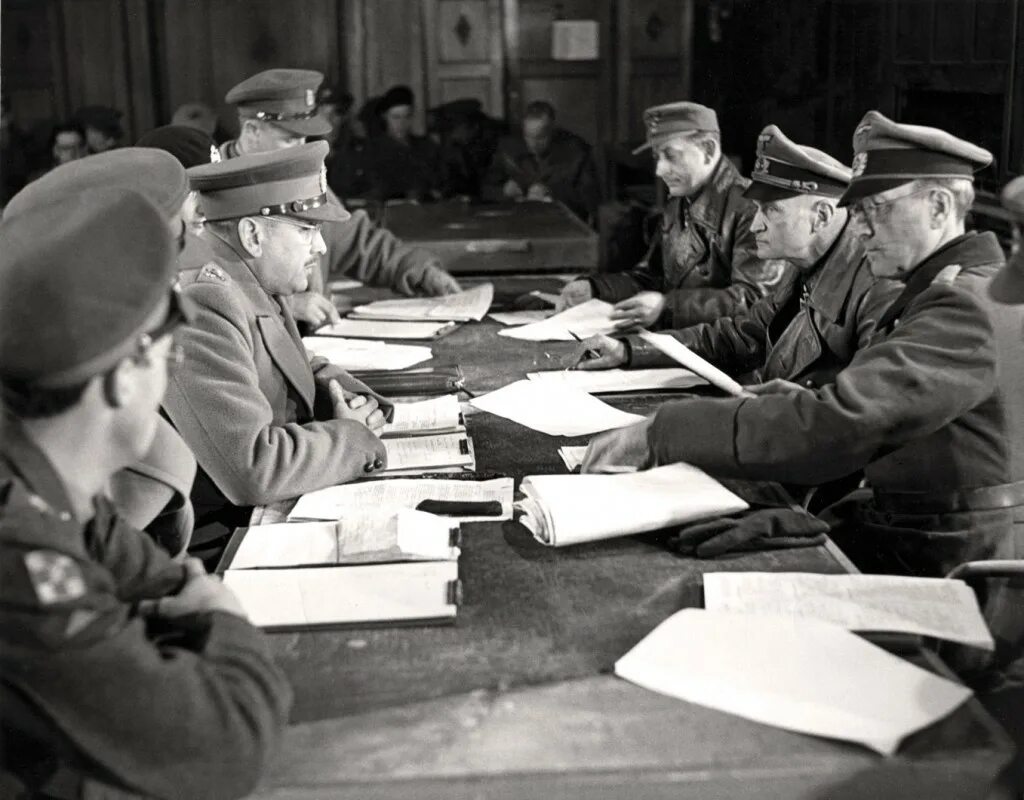 Капитуляция книга. Капитуляция Германии 1945. Альфред Йодль. Йодль генерал. Капитуляция германских войск картина.