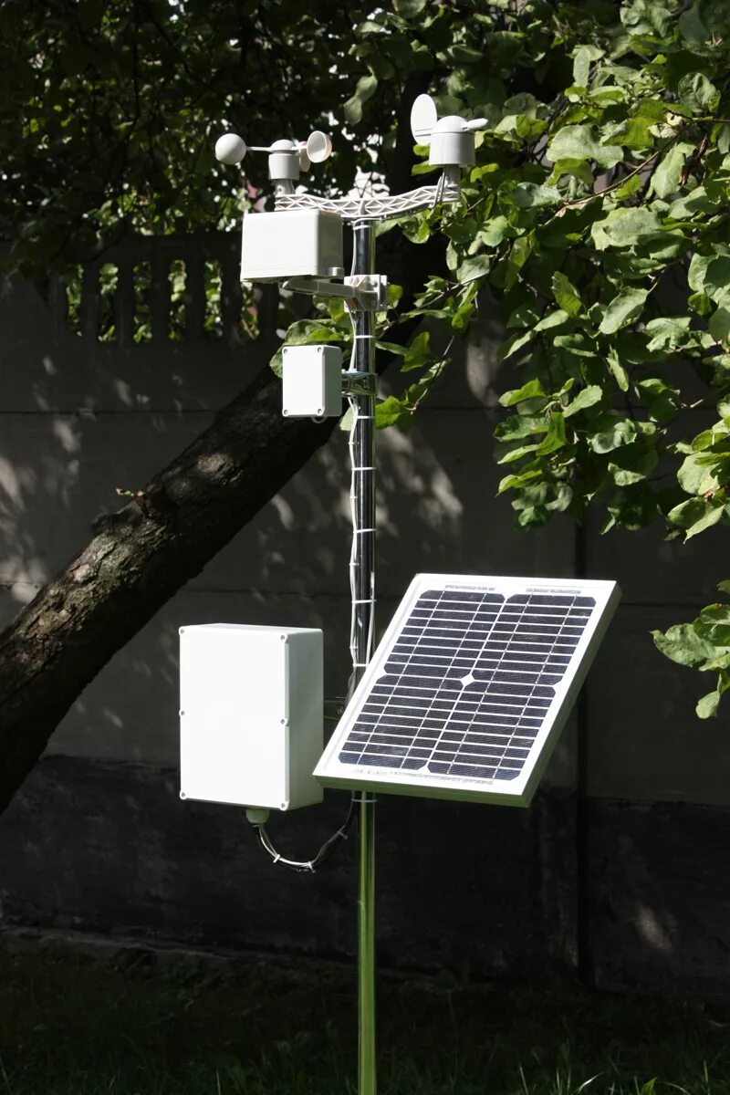 Метеорологическая станция полевая. Метеоролог на метеостанции. Использование метеостанций. Датчики в сельском хозяйстве. Метеостанция в поле.