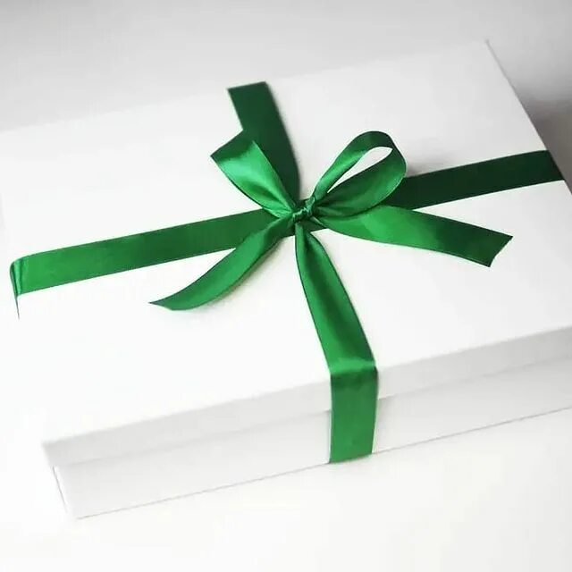Коробка зеленого цвета. Подарок с зеленой лентой. Белая подарочная коробка. Подарочная коробка с зеленой лентой. Подарок белая коробка.