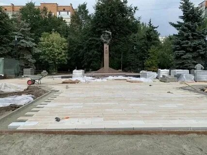 В сквере возле дома было так тихо